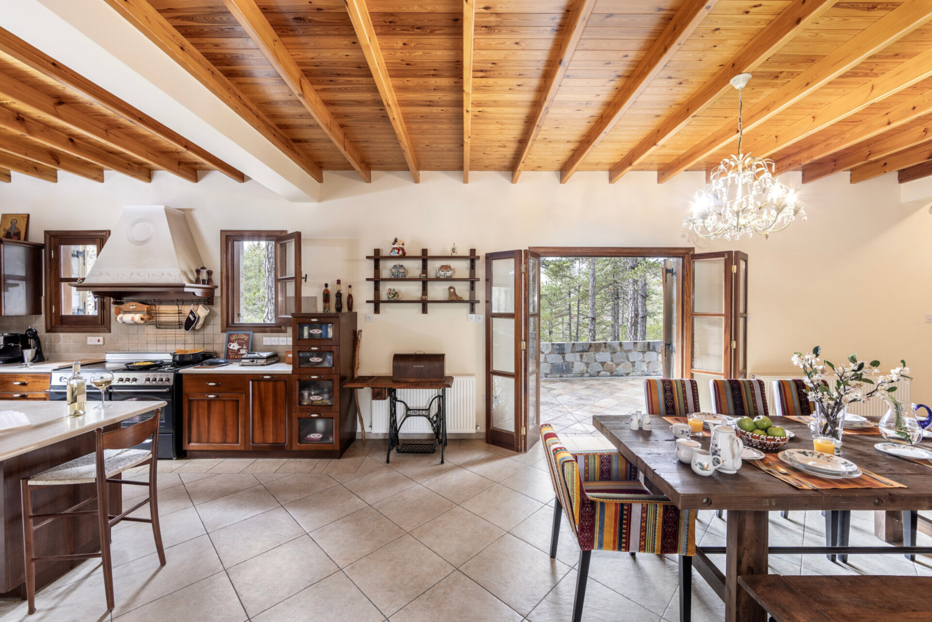 Pedoulas'ta bulunan büyüleyici 4 yatak odalı villa, 1005