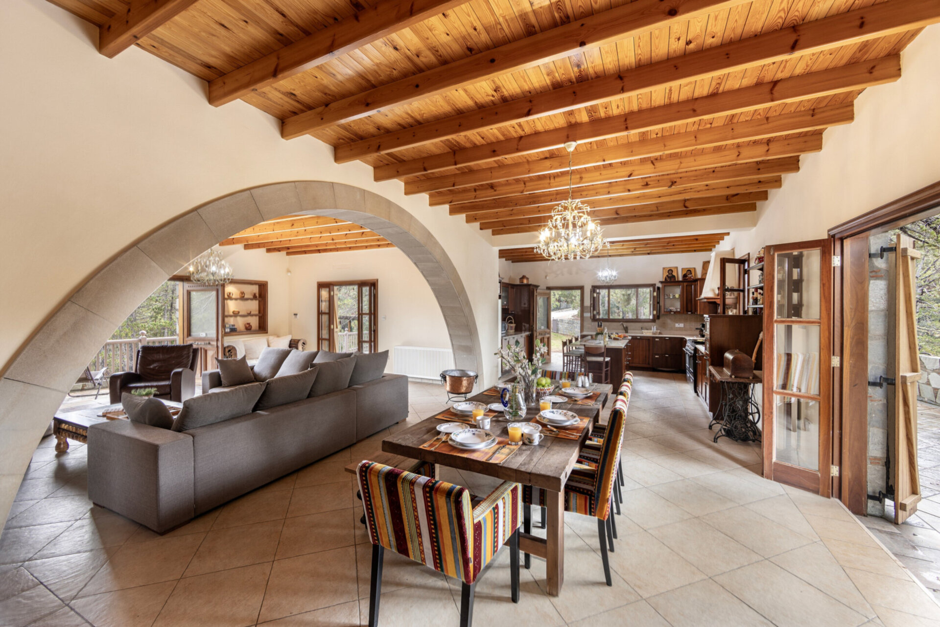 Pedoulas'ta bulunan büyüleyici 4 yatak odalı villa, 1005