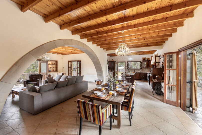 Pedoulas'ta bulunan büyüleyici 4 yatak odalı villa, 1005