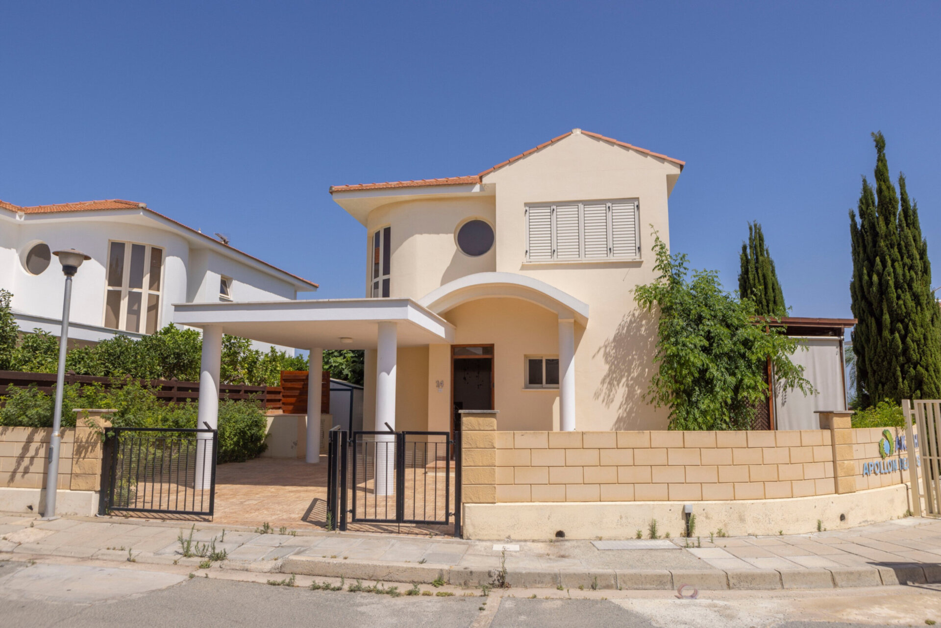 Larnaka 1000'de 3 Yatak Odalı Konforlu Villa