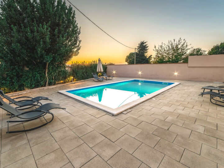Biograd na Moru Yakınında Özel Havuzlu ve Teraslı Geniş İki Katlı Dinlenme Yeri - Villa 1001