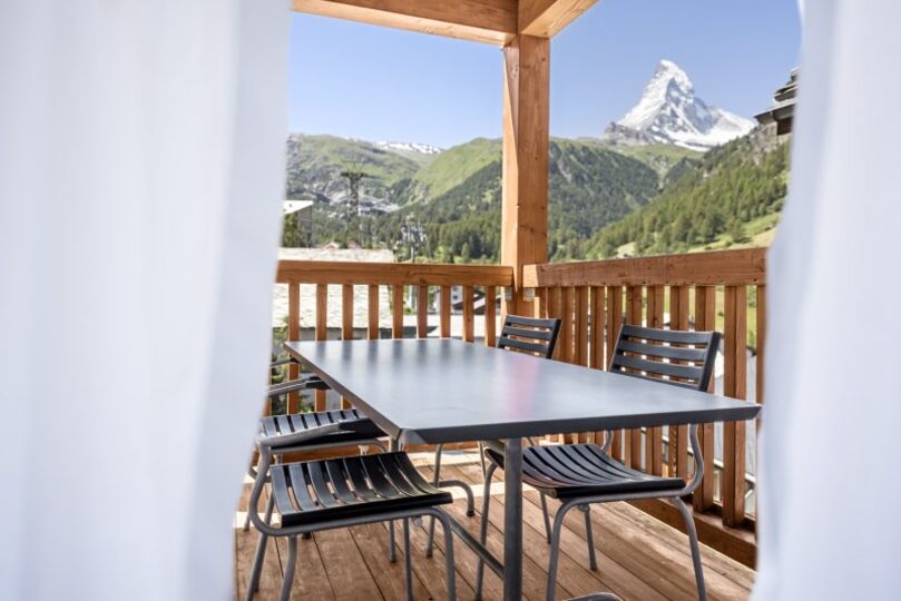 Matterhorn'un Altında Güneş Işığıyla Aydınlatılmış Bir Sığınak 1013, Zermatt, Switzerland
