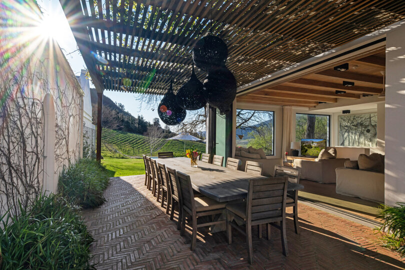 Elegant Shiraz Room with Vineyard & Mountain Views 1037
