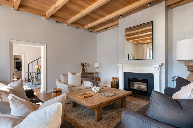 Elegant Shiraz Room with Vineyard & Mountain Views 1037