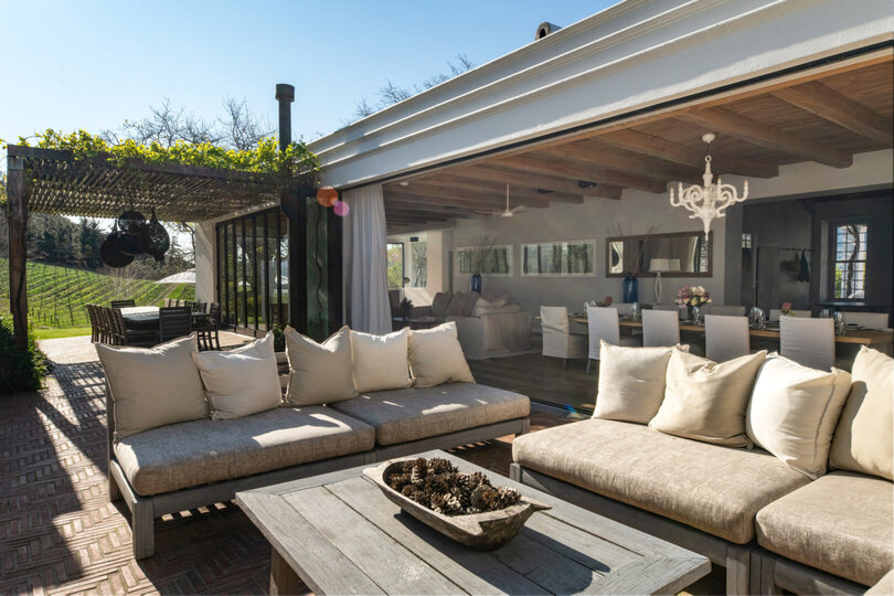 Elegant Shiraz Room with Vineyard & Mountain Views 1037