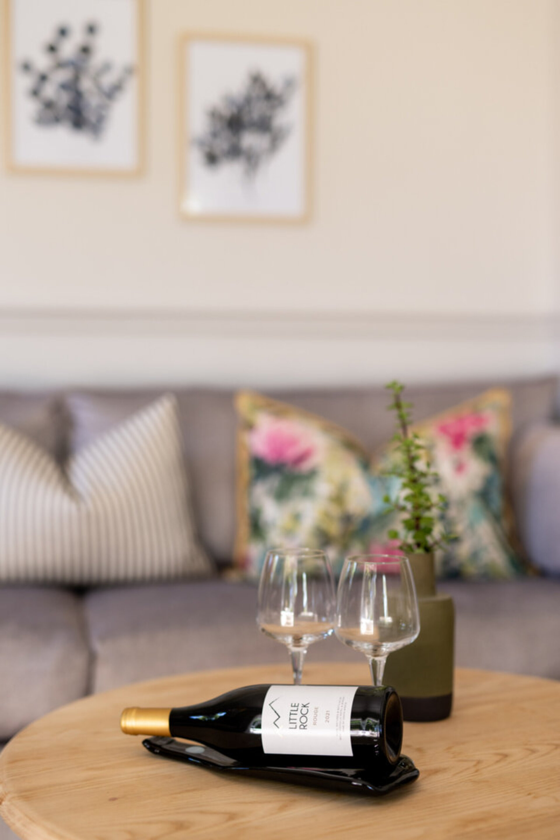 Elegant Shiraz Room with Vineyard & Mountain Views 1037