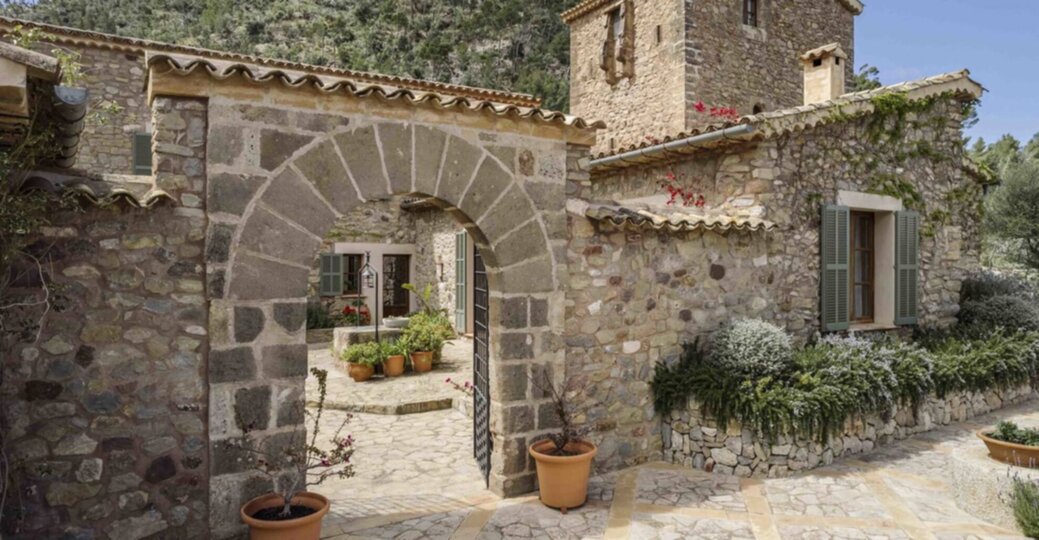 Historic 13th-Century Villa with Coastal Views 1062
