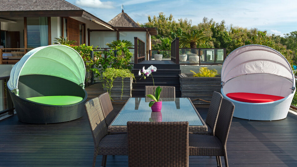 Alfresco dining at the roof deck