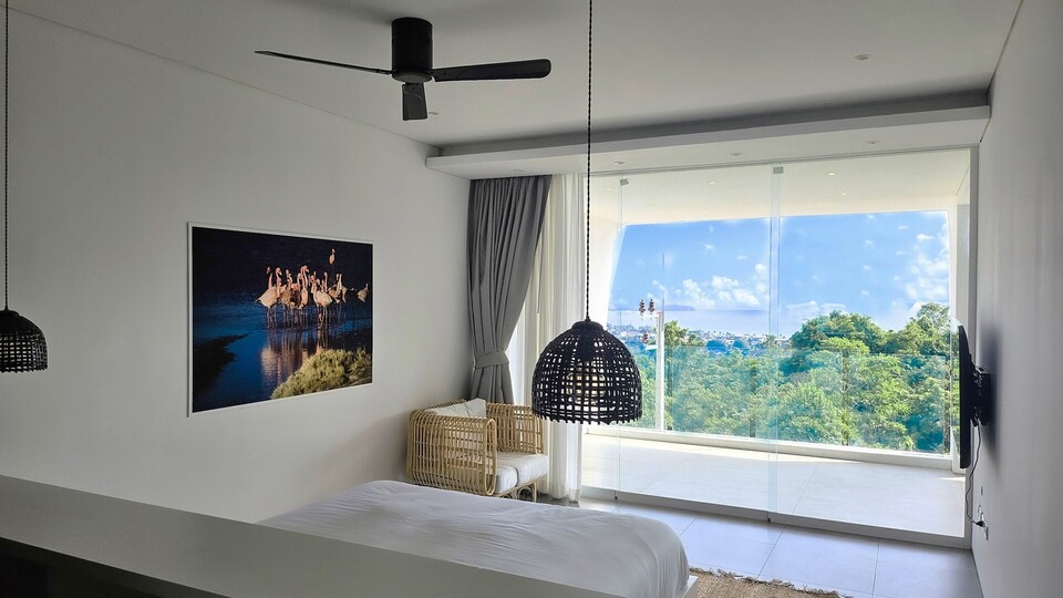 Golden Lotus - The Tranquil Villa - Level 2 kitchen and dining area 2