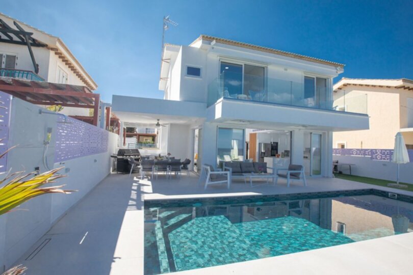 Jakuzili ve Barbekü Alanlı Çağdaş Villa, Protaras Villa 1027