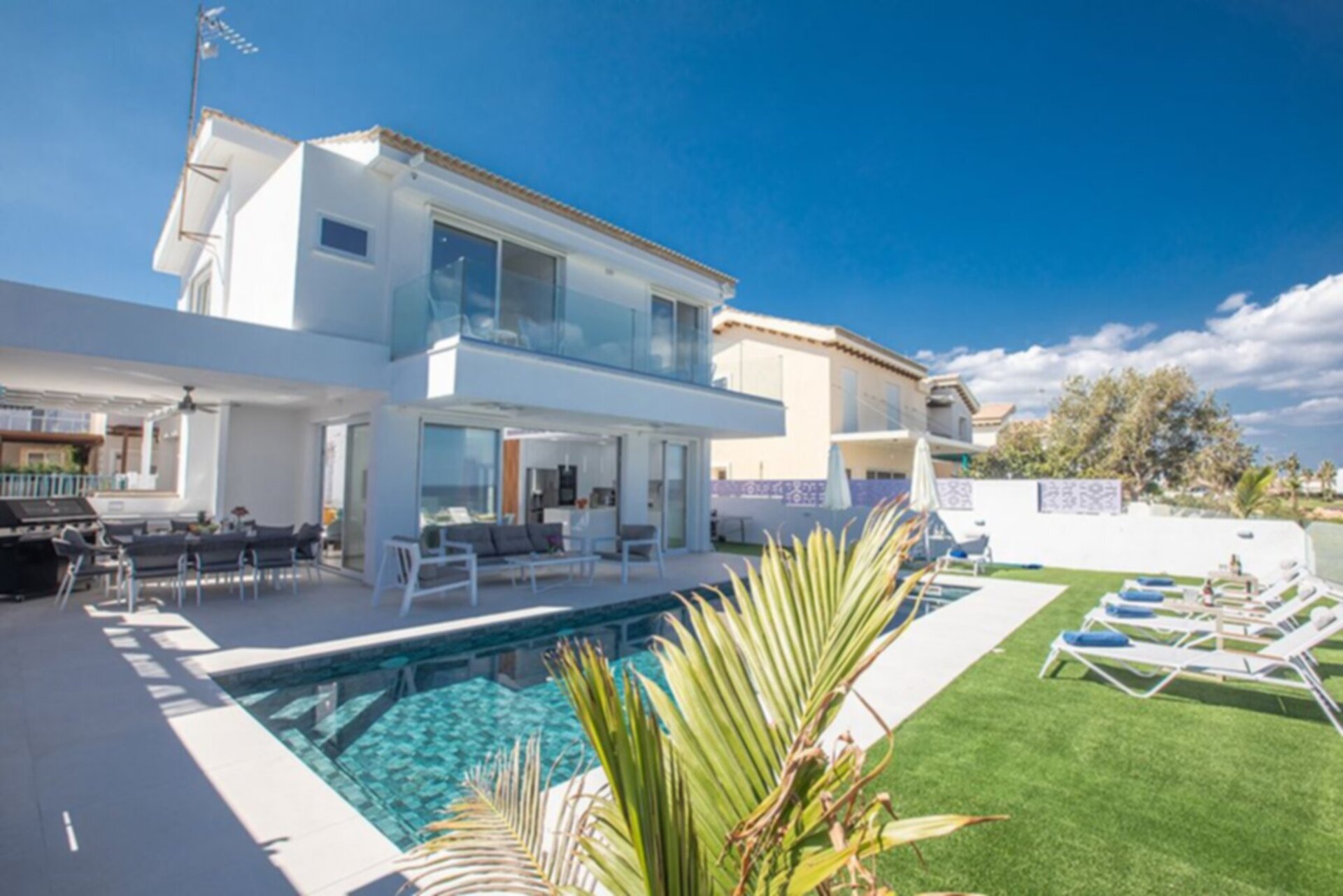 Jakuzili ve Barbekü Alanlı Çağdaş Villa, Protaras Villa 1027