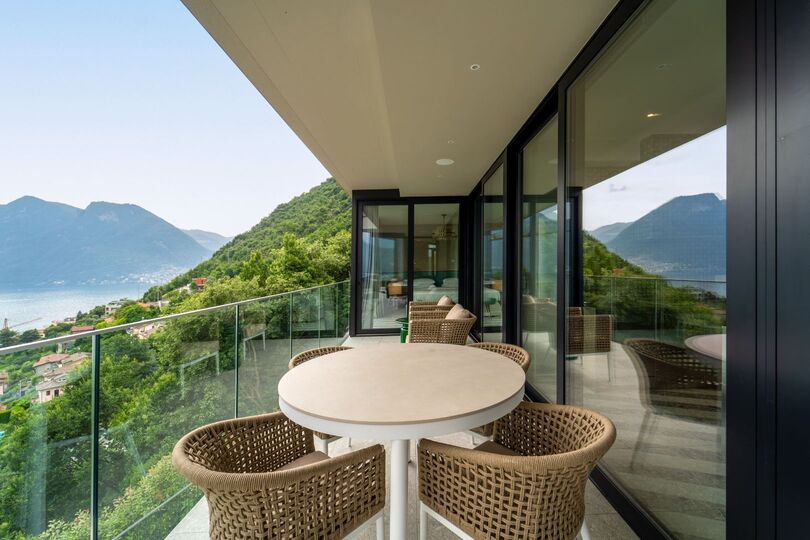 Luxurious 4 Bedroom Villa with Stunning Views in Lombardy
