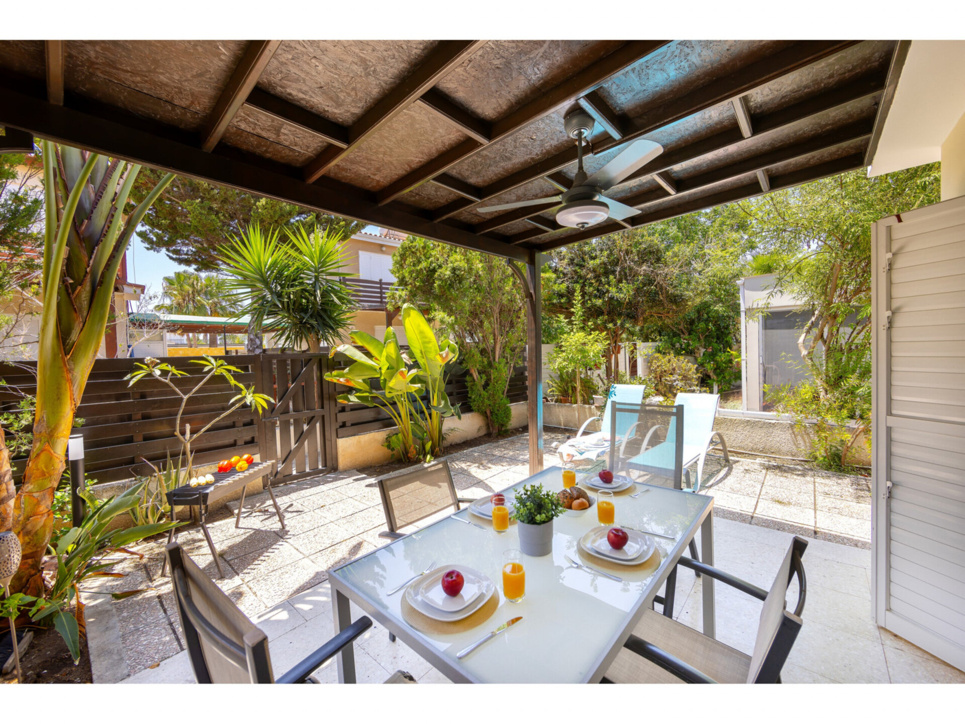 5 Star Anas Seaside Villa – Relaxing Beach Retreat in Kiti