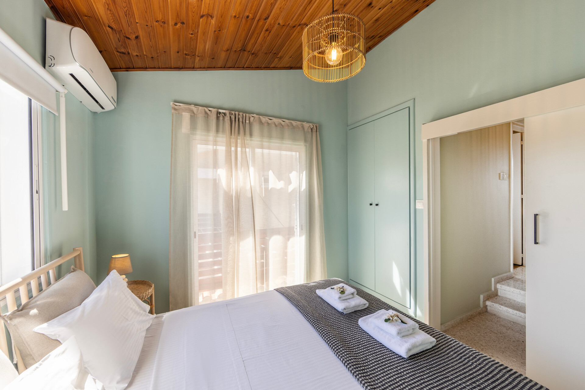 5 Star Oneiro Seaside Villa – Peaceful Coastal Living in Pervolia