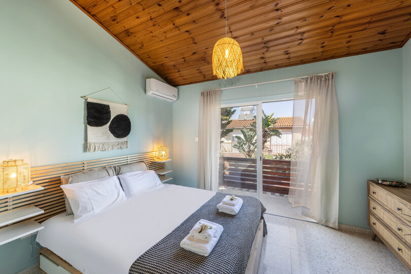 5 Star Oneiro Seaside Villa – Peaceful Coastal Living in Pervolia