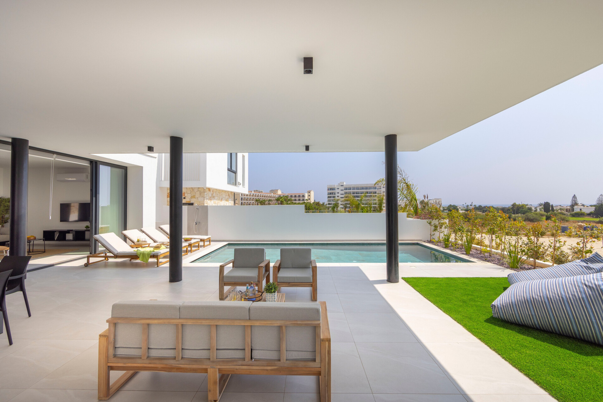 5 Star Villa Aqua Pearl - Contemporary Coastal Escape