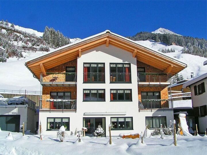 Spacious 2-Bed Apartment in Bregenz, Sleeps 4, 1028