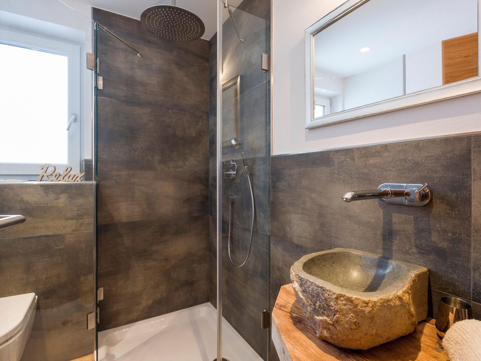 Idyllic 3-Bed Apartment in Kitzbuhel, Sleeps 6, 1169