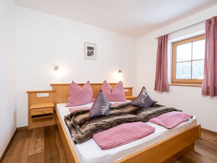 Spacious 2-Bed Apartment in Zell am See, Sleeps 2, 1142