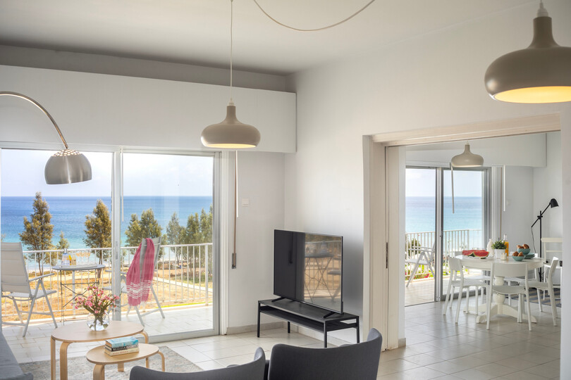 5 Star H2O Beachfront Suite – Elegant Coastal Living by the Sea