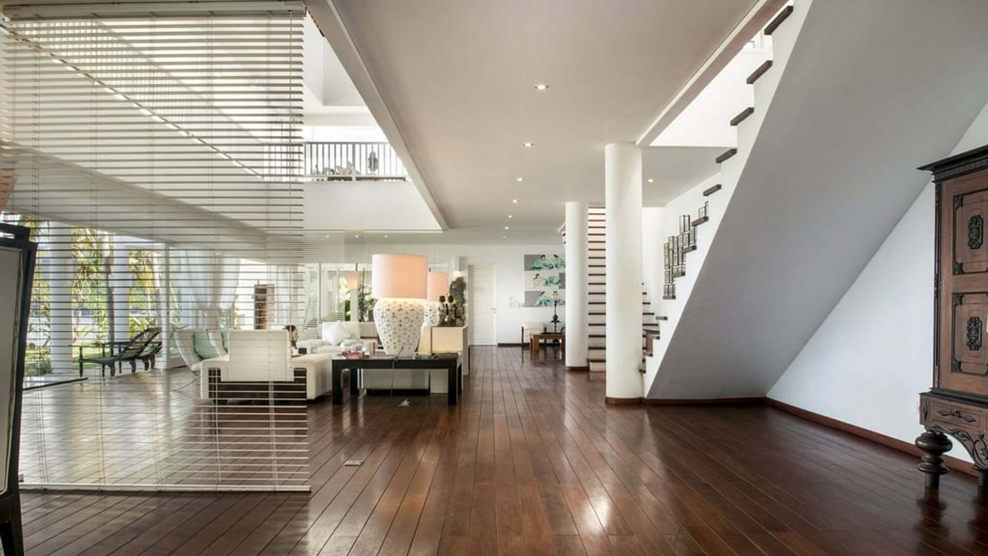 5 Star Villa Stella – Elegant Beachfront Serenity