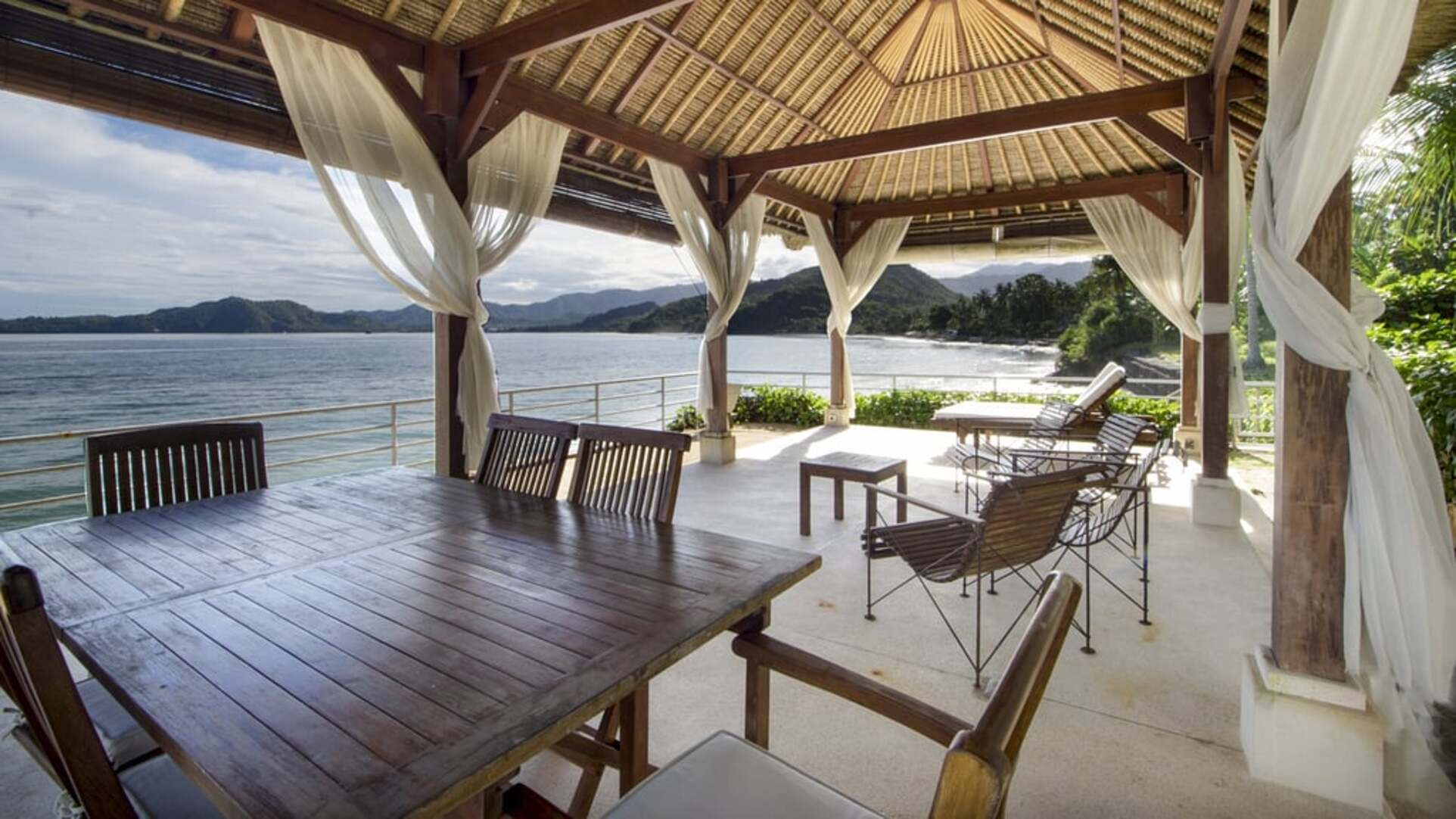 5 Star Villa Lulla – A Luxurious Beachfront Escape in Bali