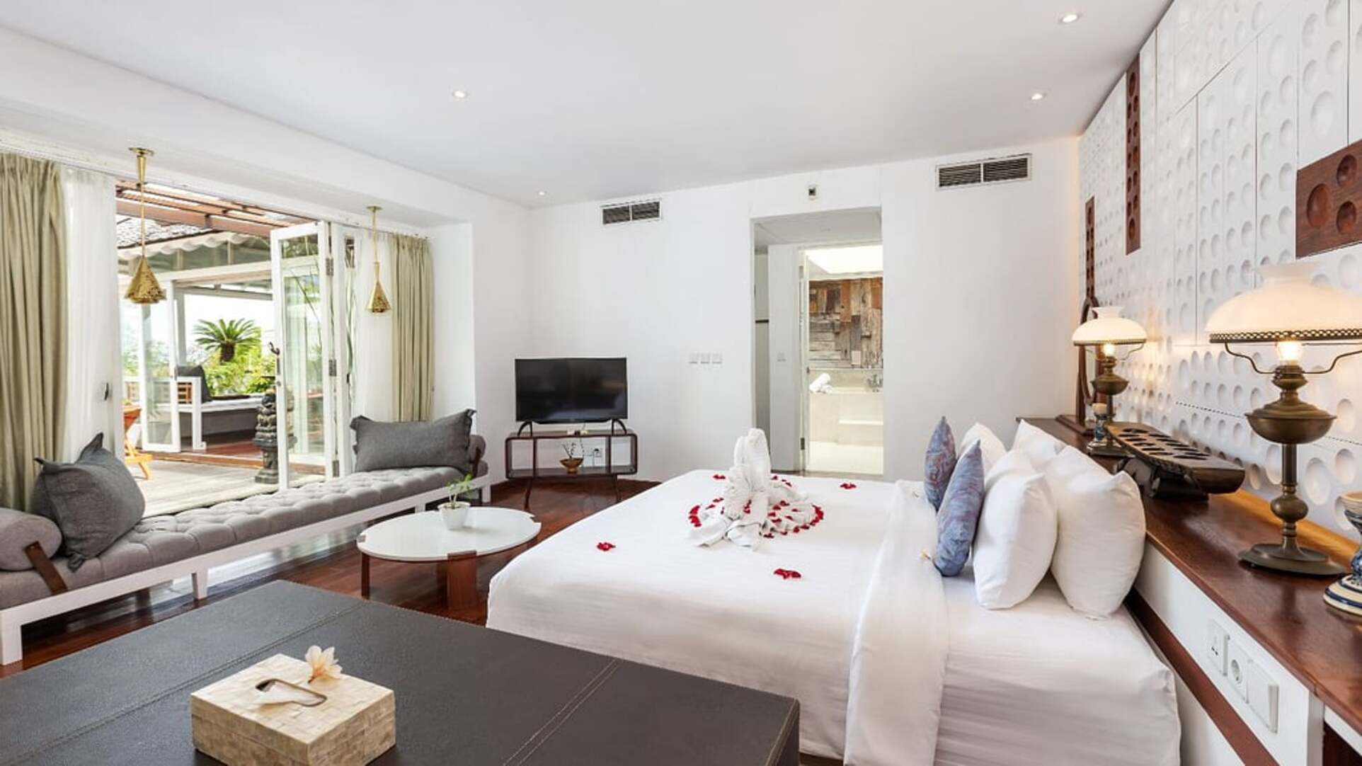 5 Star The Chand’s One – Romantic Beachfront Haven