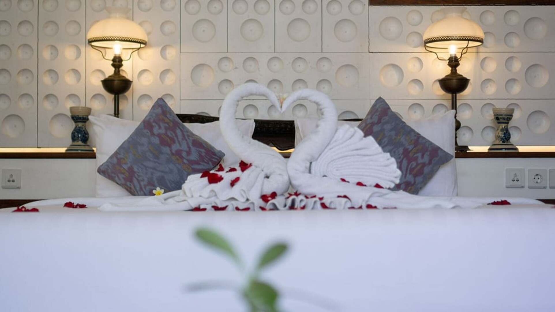 5 Star The Chand’s One – Romantic Beachfront Haven