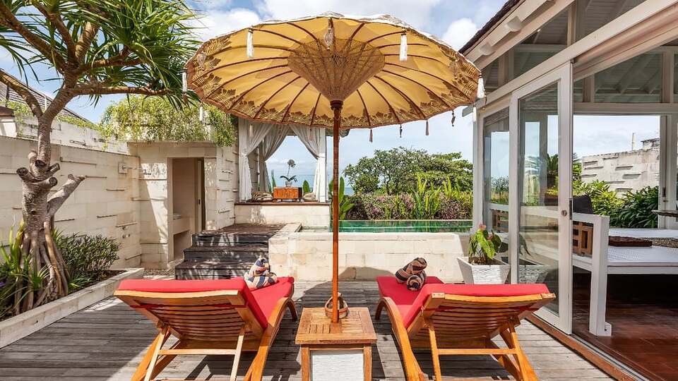 5 Star The Chand’s One – Sunset Beachfront Retreat