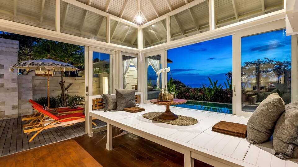5 Star The Chand’s One – Sunset Beachfront Retreat
