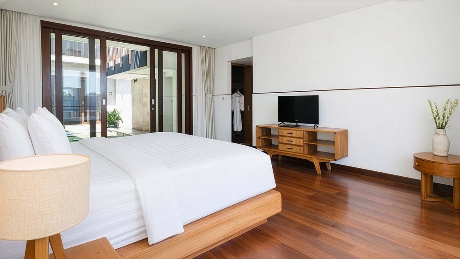 5 Star The Chand’s Three – Elevated Beachfront Escape
