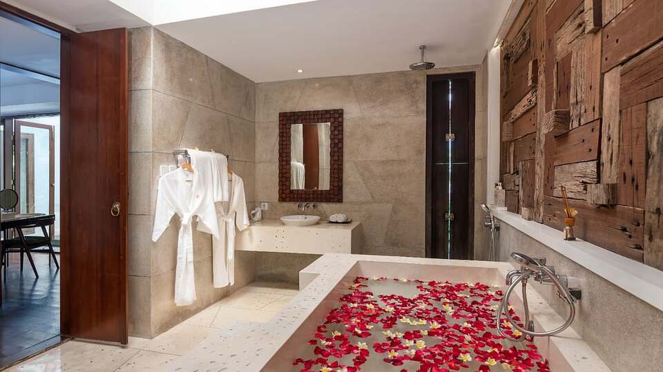 5 Star The Chand’s Two – Tropical Beachfront Haven