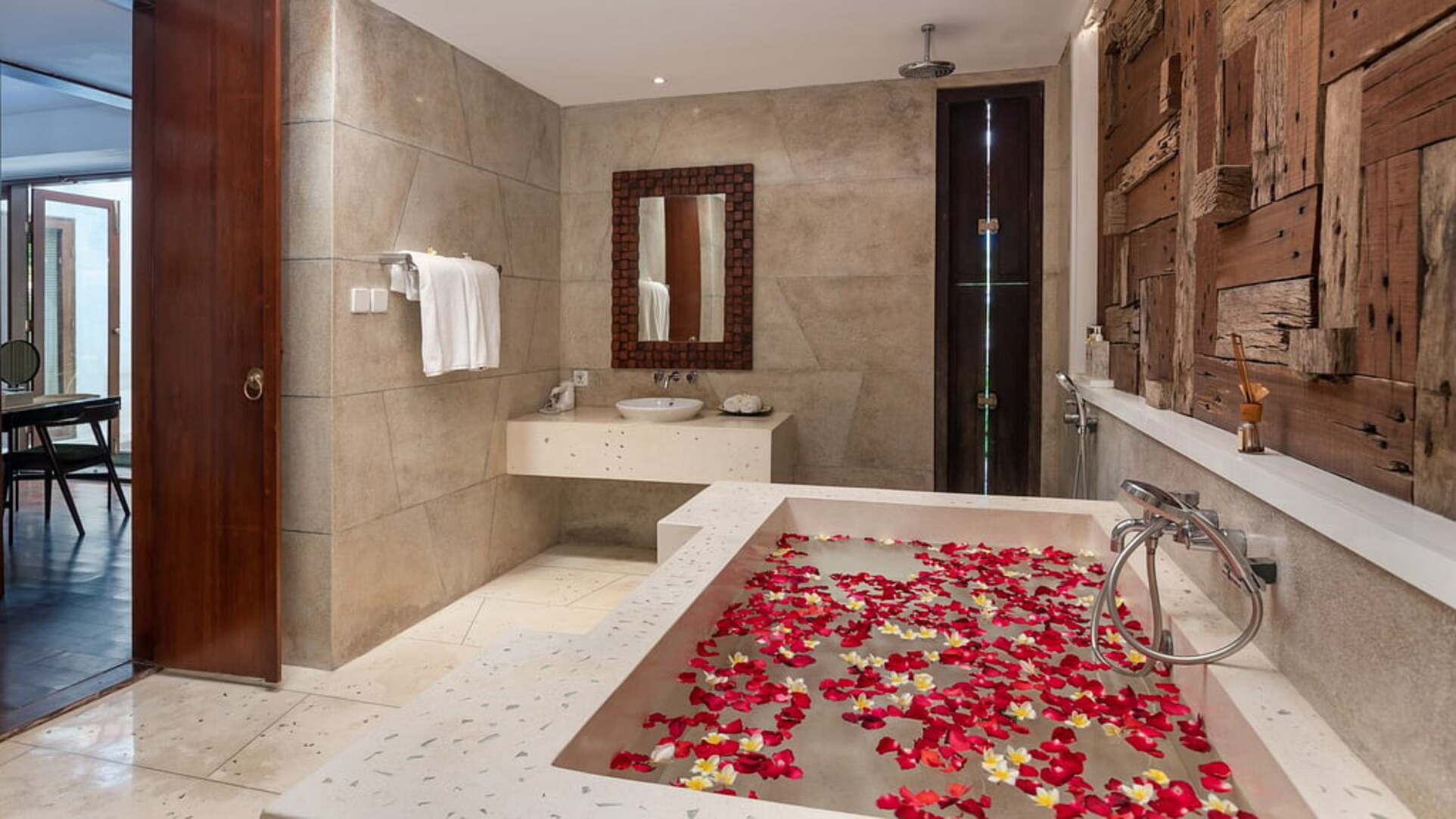 5 Star The Chand’s Estate – Exclusive Beachfront Collection