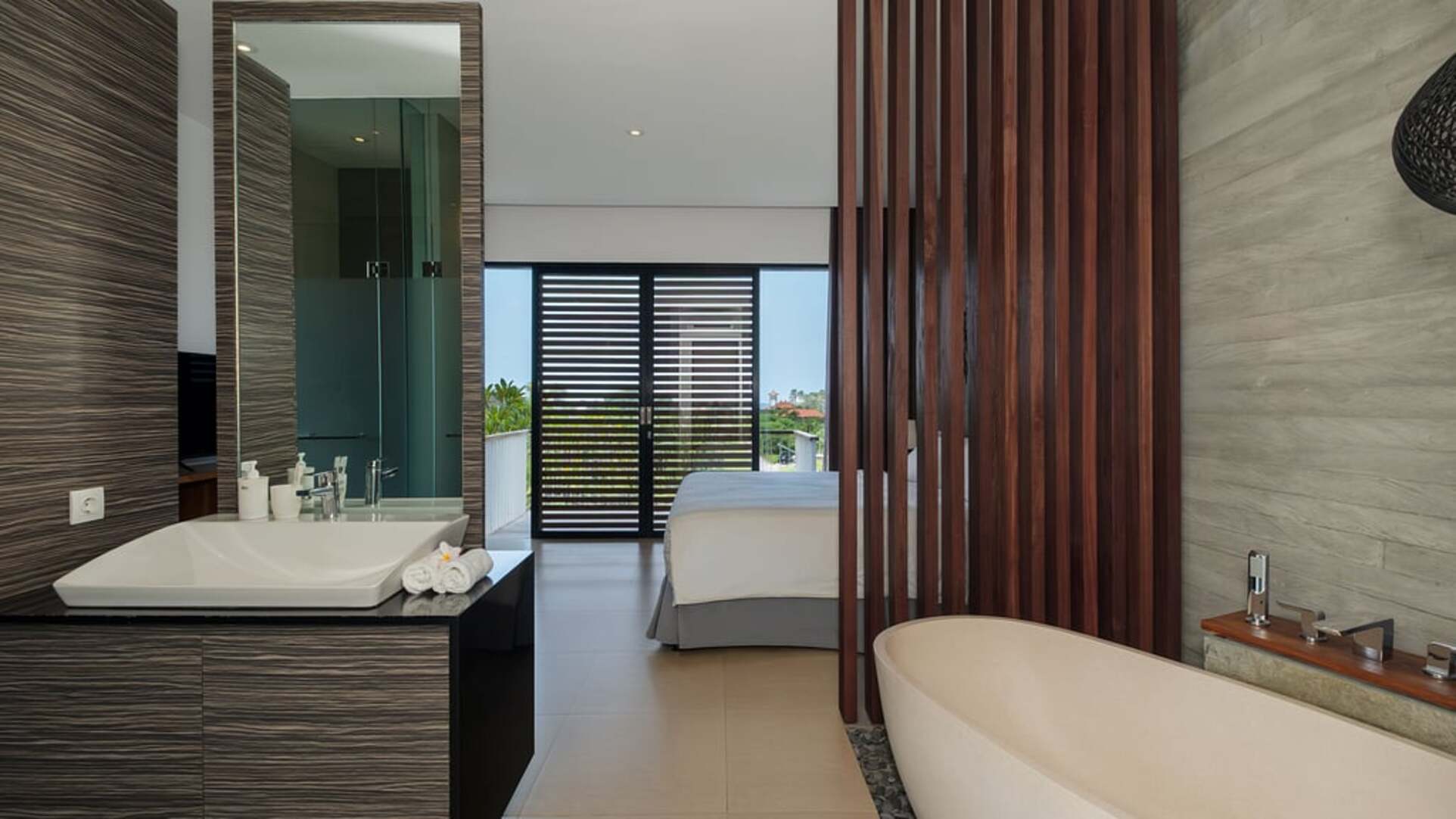 5 Star Swan Villa R – Boho Garden Escape