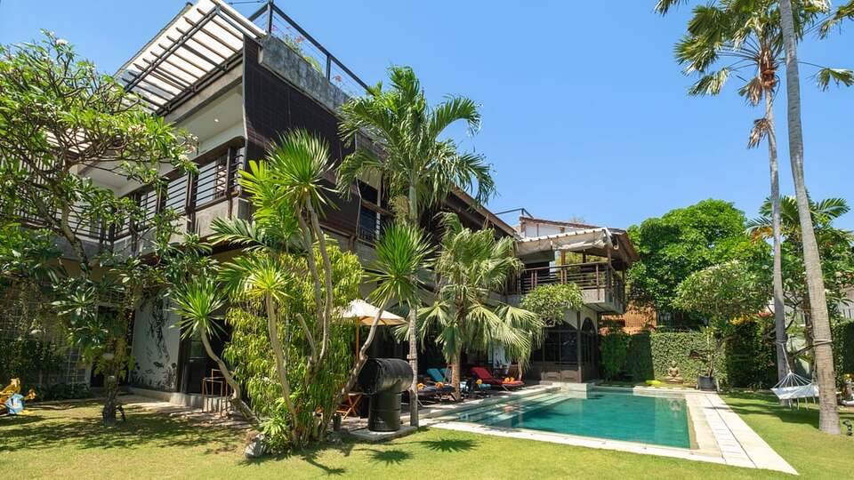 5 Star NicoNico Mansion – Eclectic Seminyak Mansion