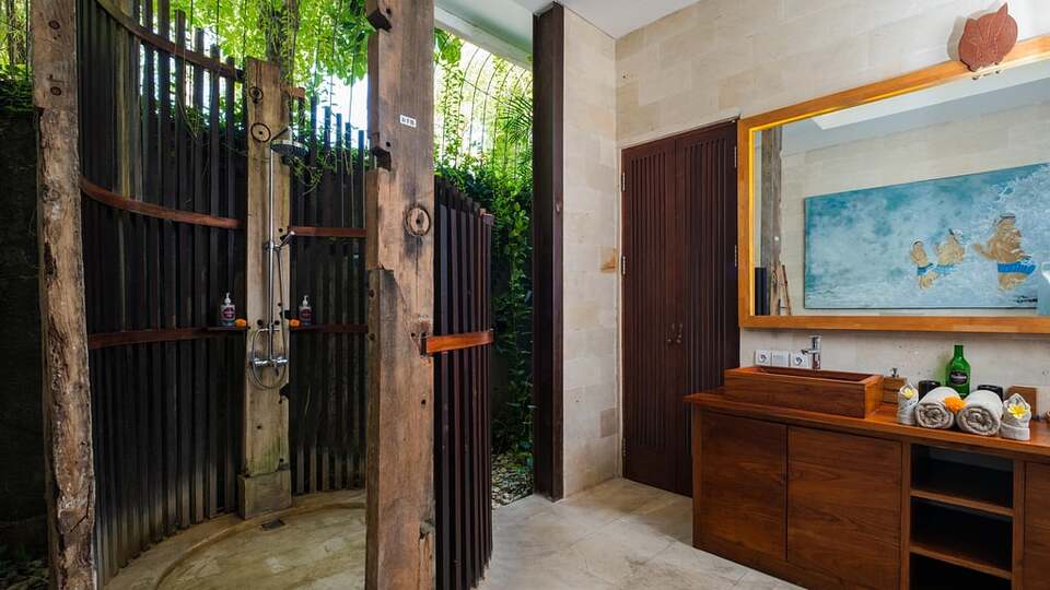 5 Star NicoNico Mansion – Eclectic Seminyak Mansion