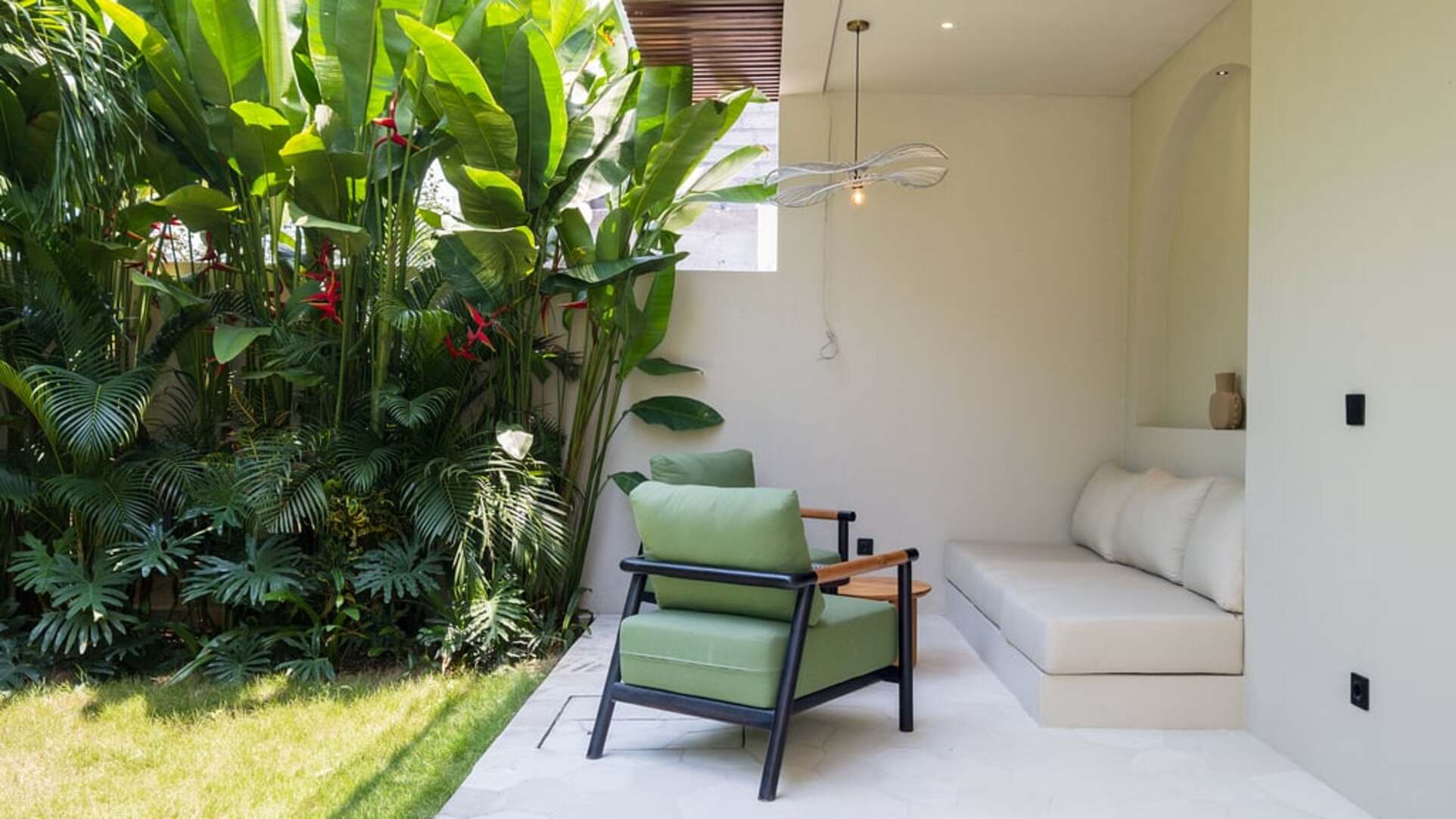 5 Star Loona Palm Seseh 1 - Contemporary Coastal Retreat