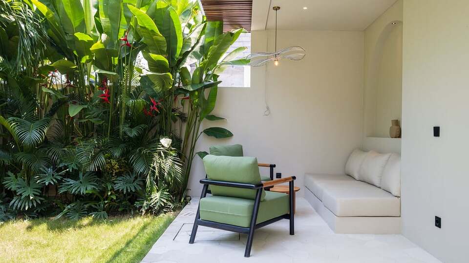 5 Star Loona Palm Seseh 1 - Contemporary Coastal Retreat