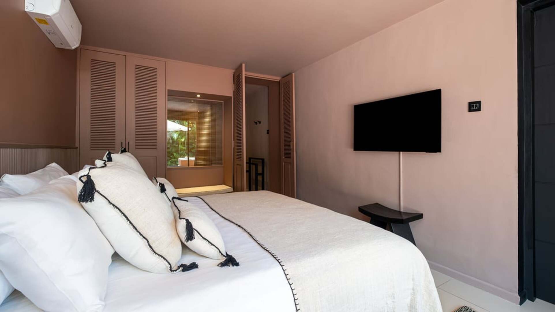 5 Star Villa Dreamora - Contemporary Kerobokan Escape