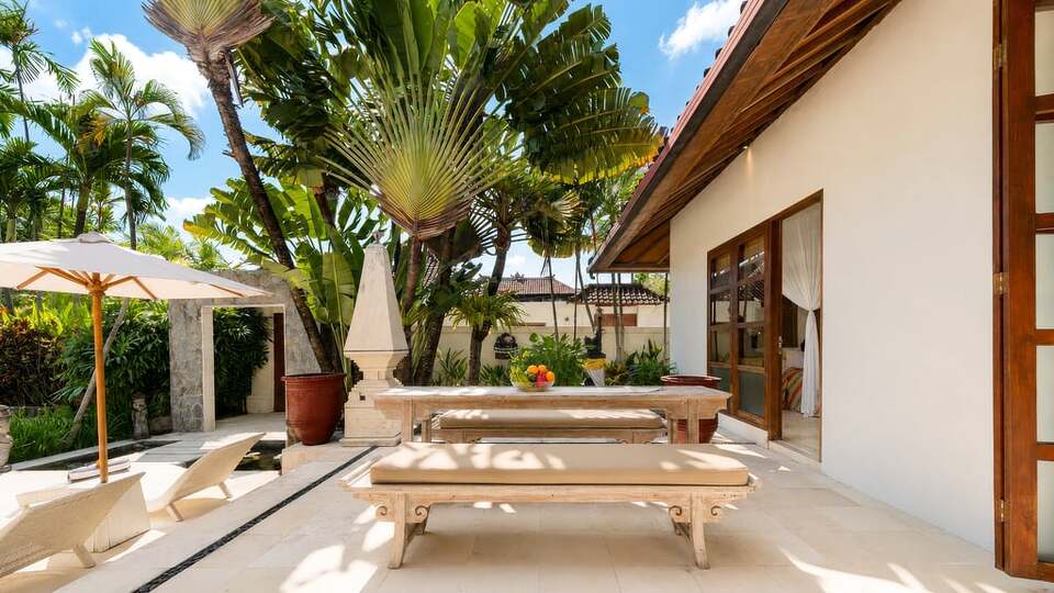 5 Star Villa V Seminyak - Balinese Tropical Charm