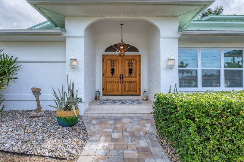 Beautiful, spacious, waterfront home with private pool in Punta Gorda