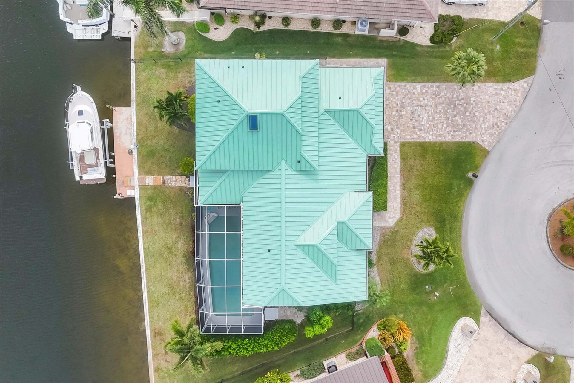Beautiful, spacious, waterfront home with private pool in Punta Gorda (Boat lift not for guest use)
