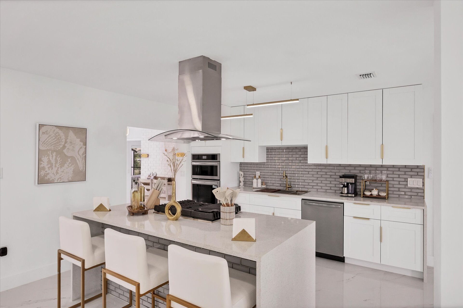 Gorgeous, bright, open, fully-equipped kitchen