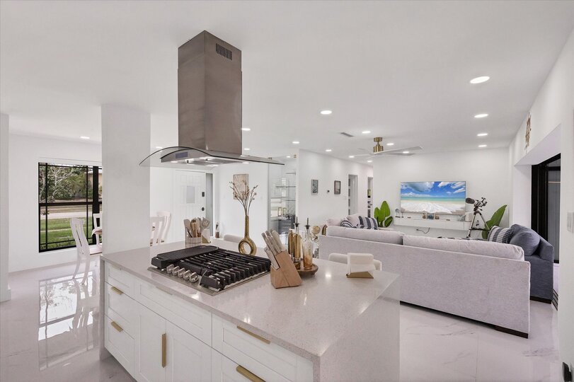 Gorgeous, bright, open, fully-equipped kitchen