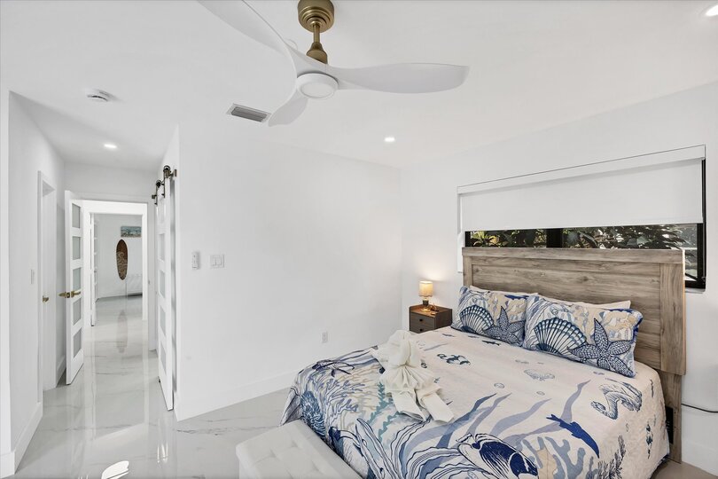 Double suite with one double bed, attached bathroom, lanai access, and 32-inch Smart TV