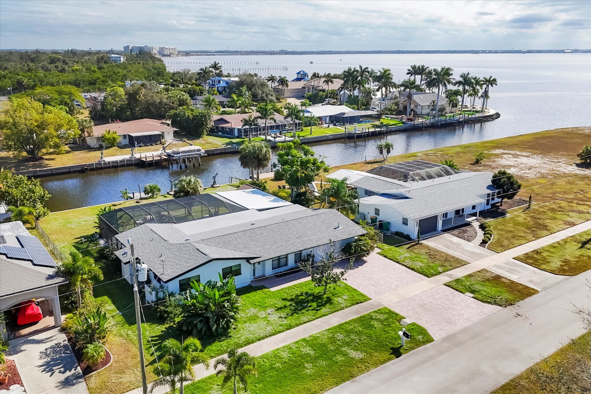 Beautiful 4/3 waterfront home with private pool on Peace River