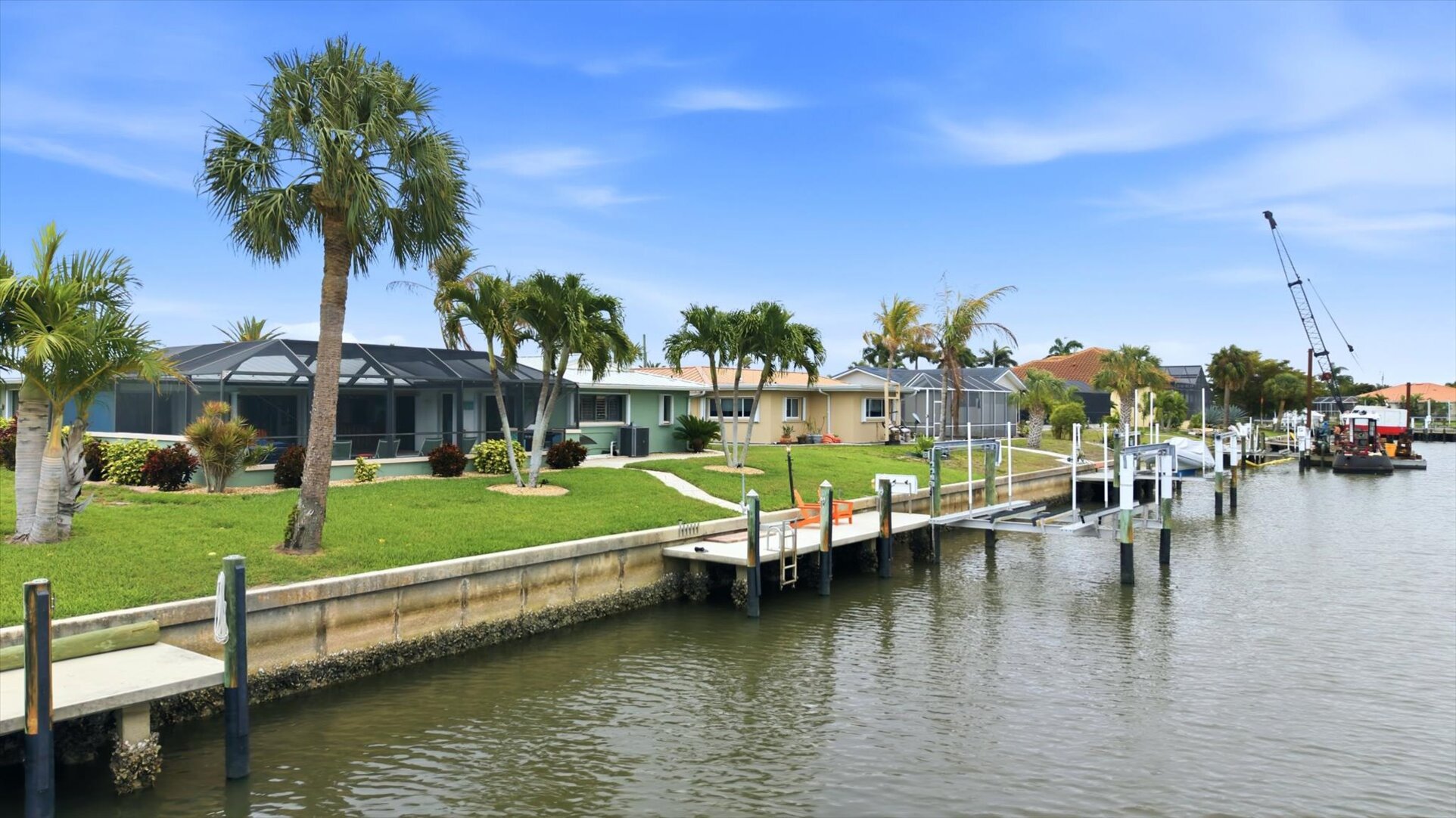 boat dock (boat lift is not for guest use) Dock size is 30' x 7'