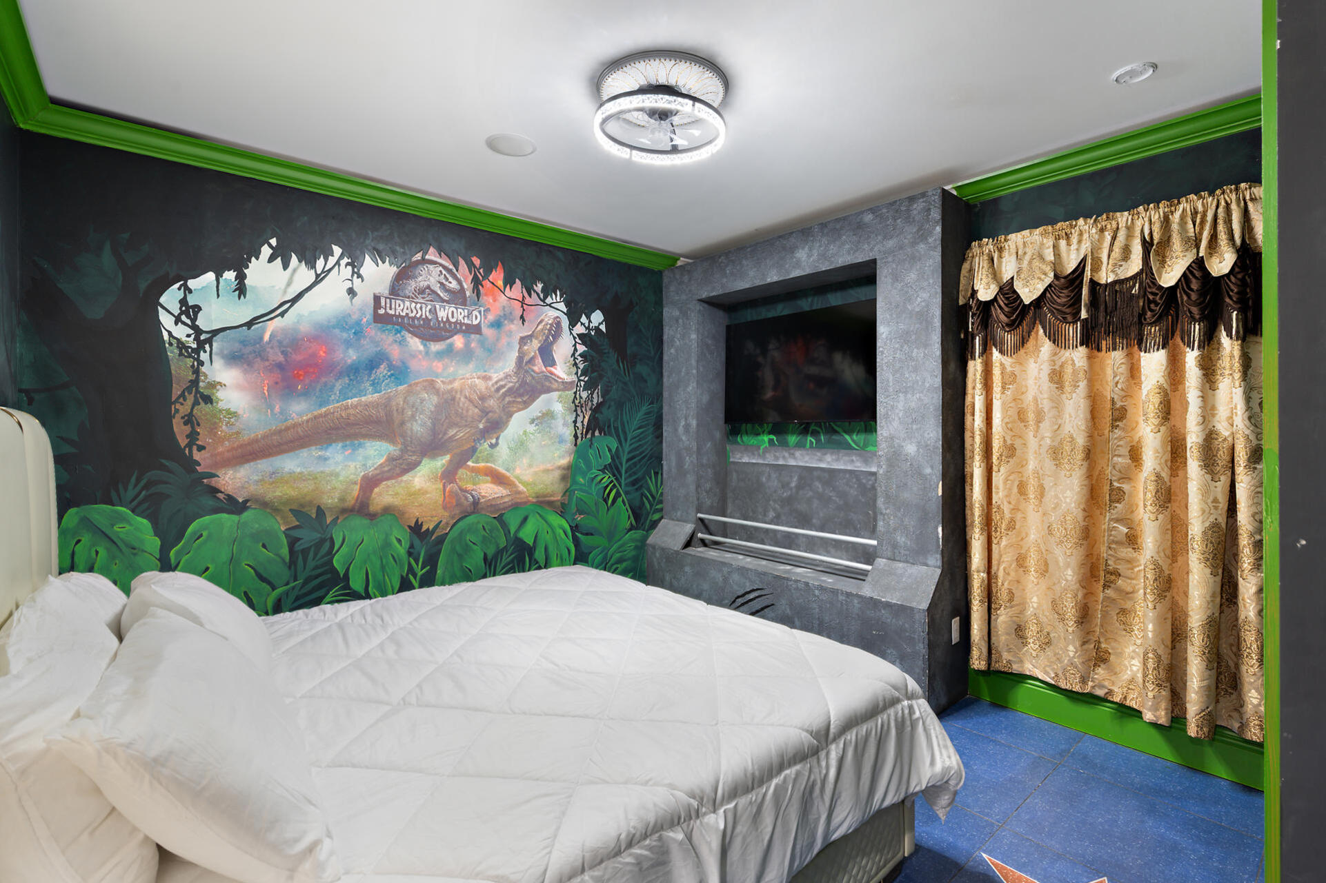 Jaws King Suite Bedroom 18 Upstairs 55" Roku TV