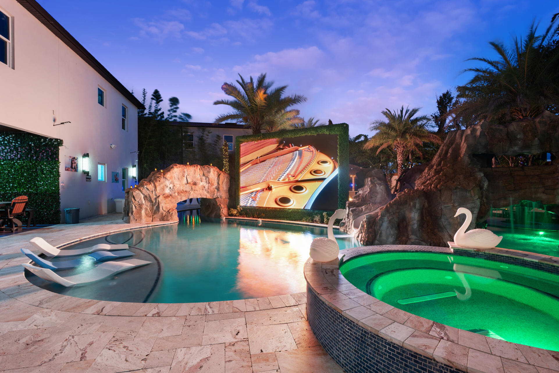 Spa / Pool 12X12 TV