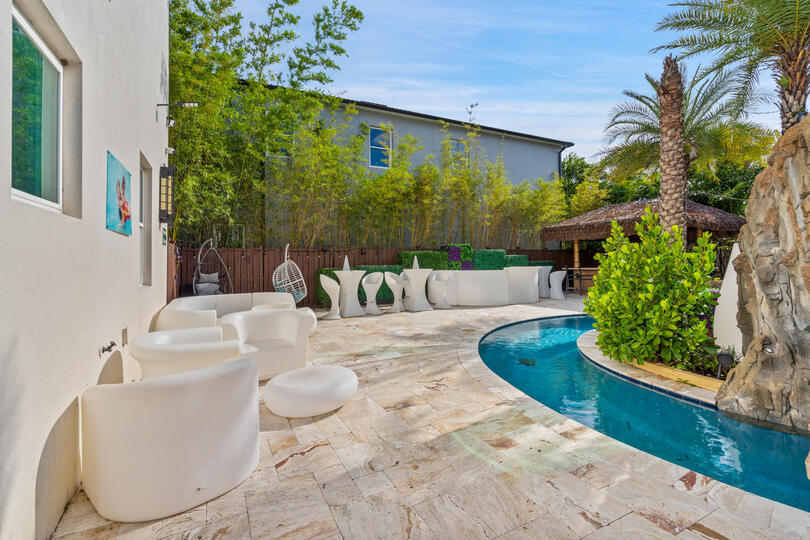 Patio/Lounge Area